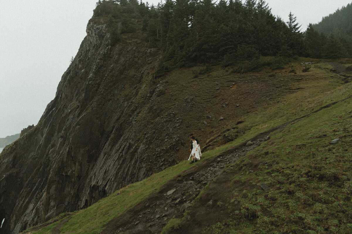 elopement oregon cliff - lizarrietaphotography-31