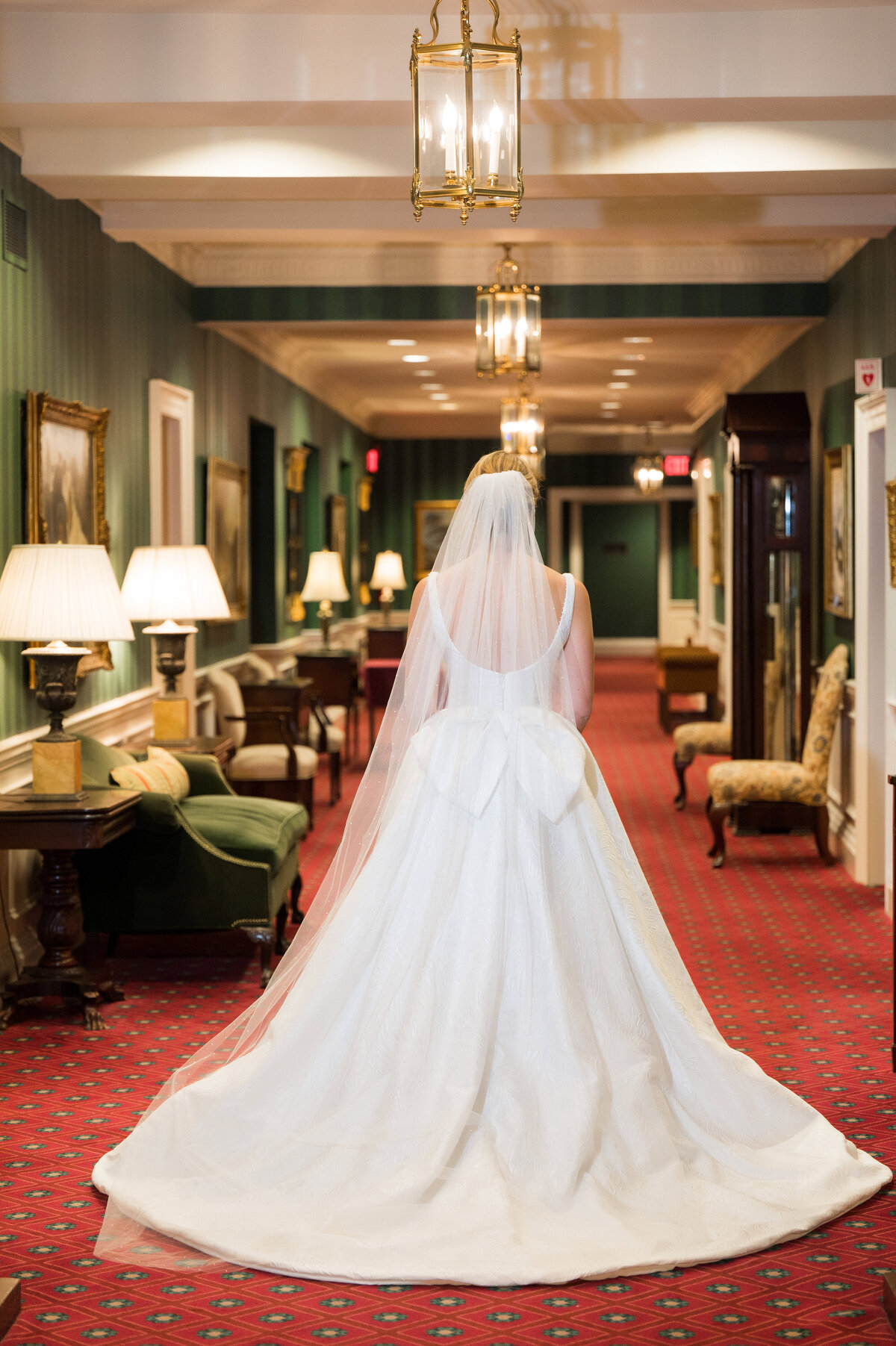 bride in hallway at duquesne club