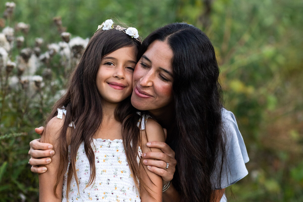 Kansas_City_Family_Photography_mother_daughter_hugging_happy_in_field-17