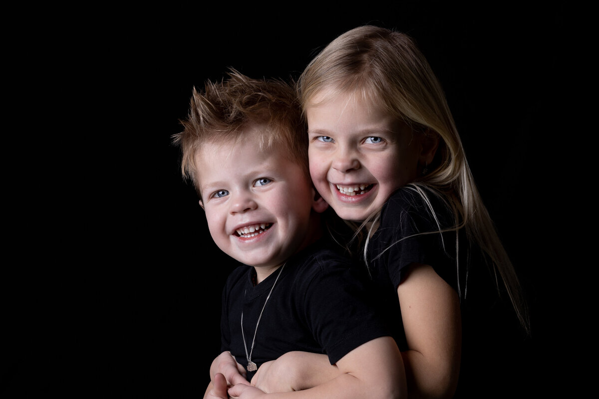Broer en zus tijdens portretjesdag bij Kindcentrum de Wijngaard in Zwartsluis door Evita Fotografie