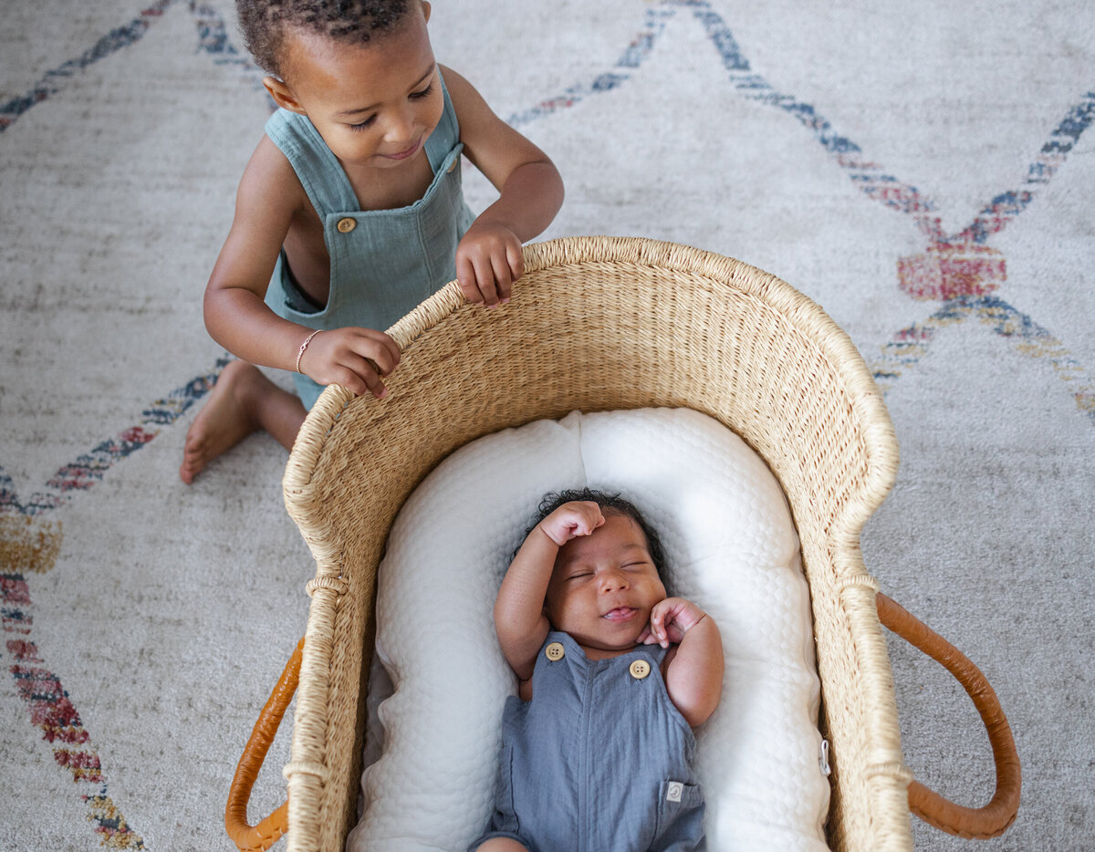 newborn-family-photos-in-home-natural-newton-ma