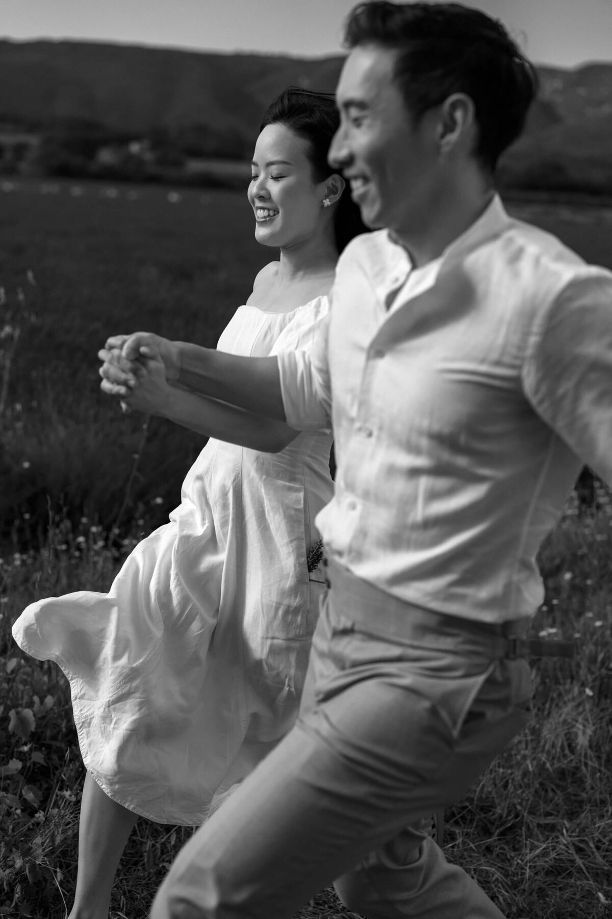 Lavender field engagement photo shoot in the Provence France