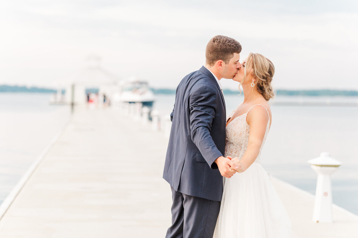 bride and groom kissing at the Hyatt Regency Chesapeake bay