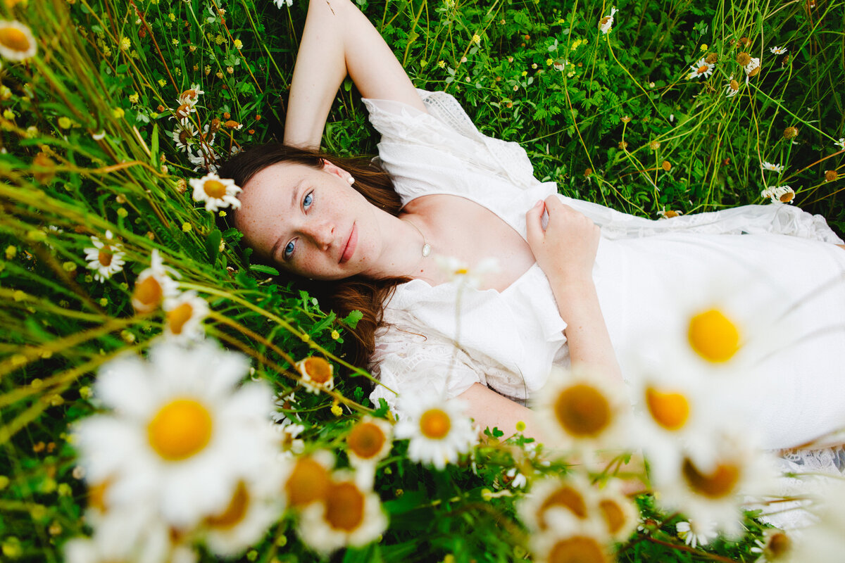 Mechanicsburg-Senior-Photos-Flowers-Timeless-Summer-portraits-daisies-white-dress-Flower-field