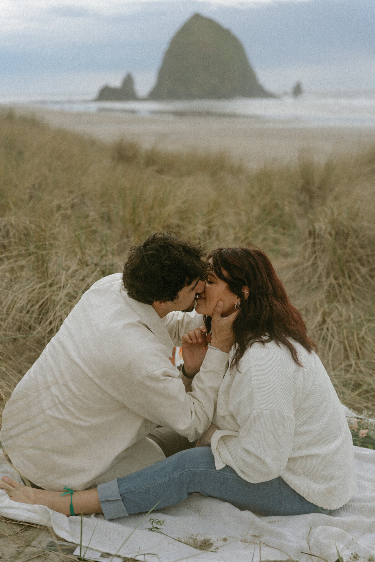 cannon beach - oregon documentary storytelling - couples sunset photos-30