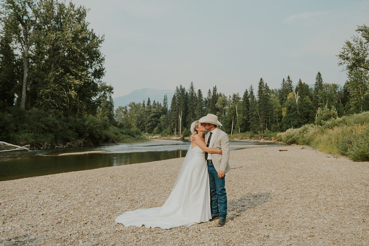 presley-gray-luxury-western-montana-wedding-7104
