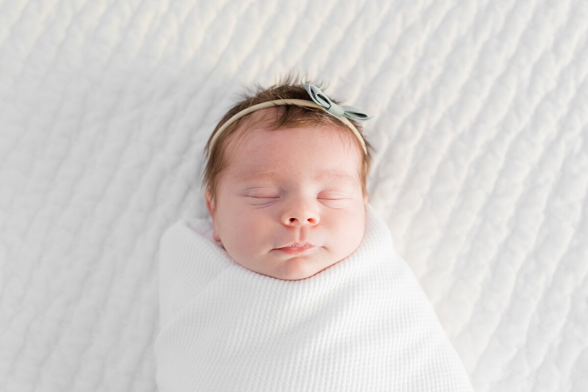 2_neutral-at-home-newborn-session_baby-girl_ckp