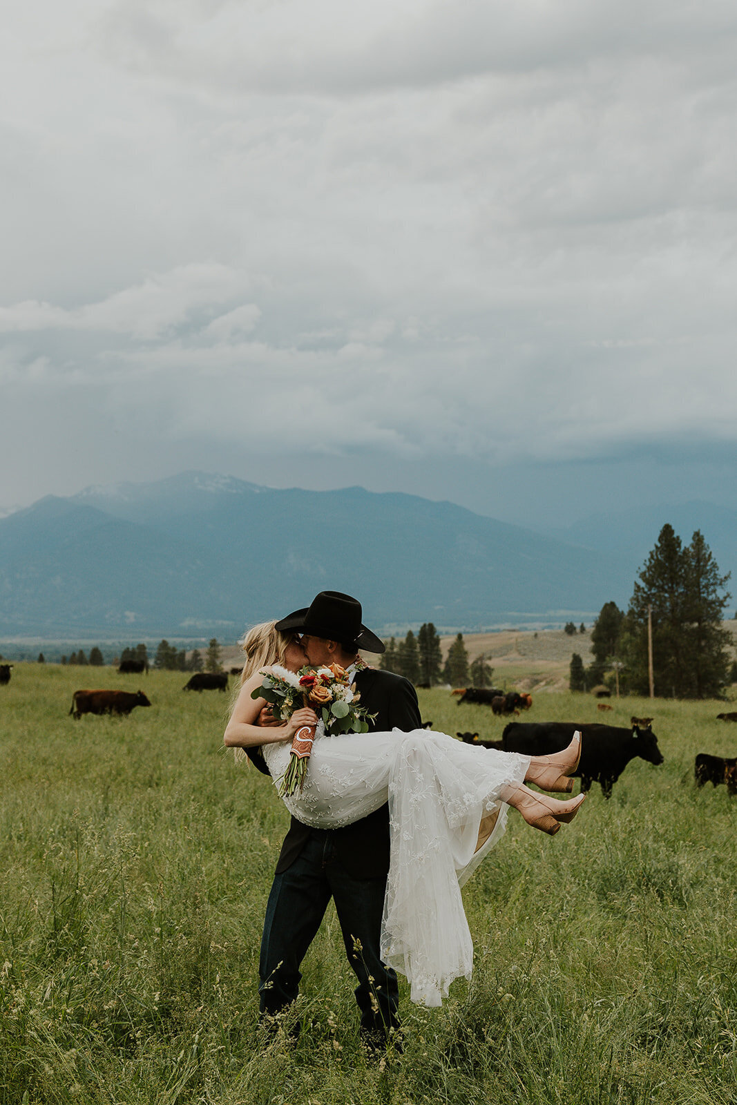 presley-gray-cowboy-luxury-montana-wedding-8956
