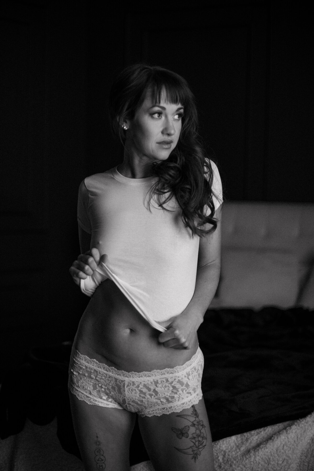 Valentine's Day gift idea: intimate boudoir photography. Black and white image