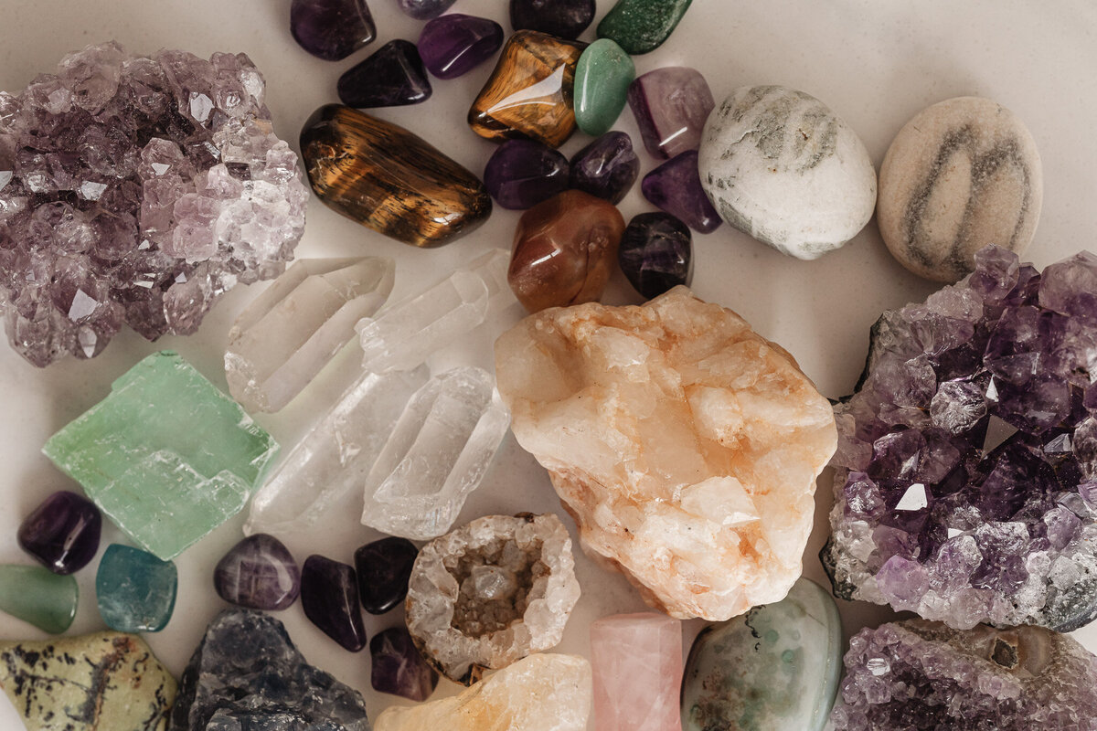 kaboompics_stone-and-crystals-collection-self-care-healing-28519