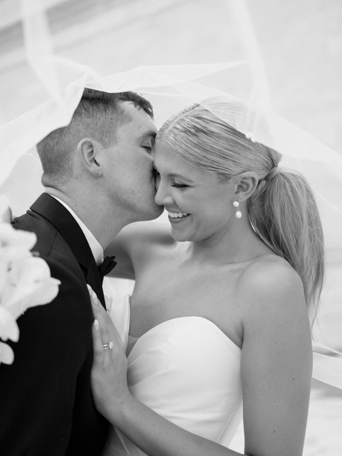 Bride and groom portrait at Cleveland Art Museum