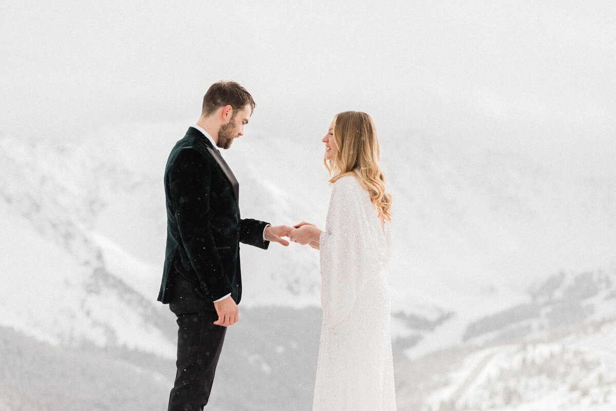 Colorado_Loveland_Pass_Winter_Elopement_By_Diana_Coulter-24