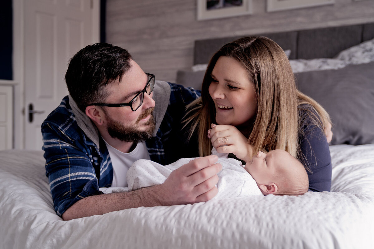 newborn-baby-relaxed-lifestyle-natural-family-photography-159