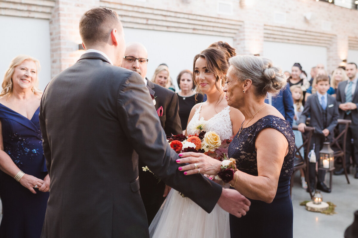whimsical-wedding-photographer-nj-by-suess-moments-at-the-perona-farms-refinery