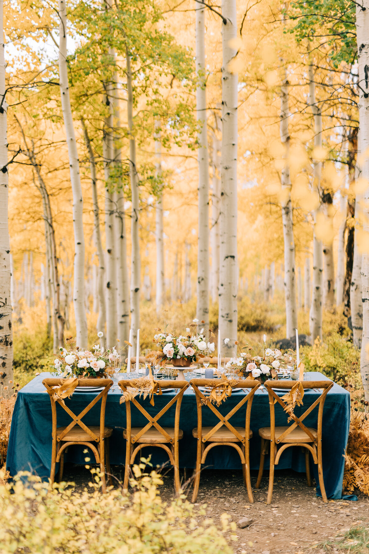 fall wedding tablescape in fall foliage by winx photo tennessee wedding photographer