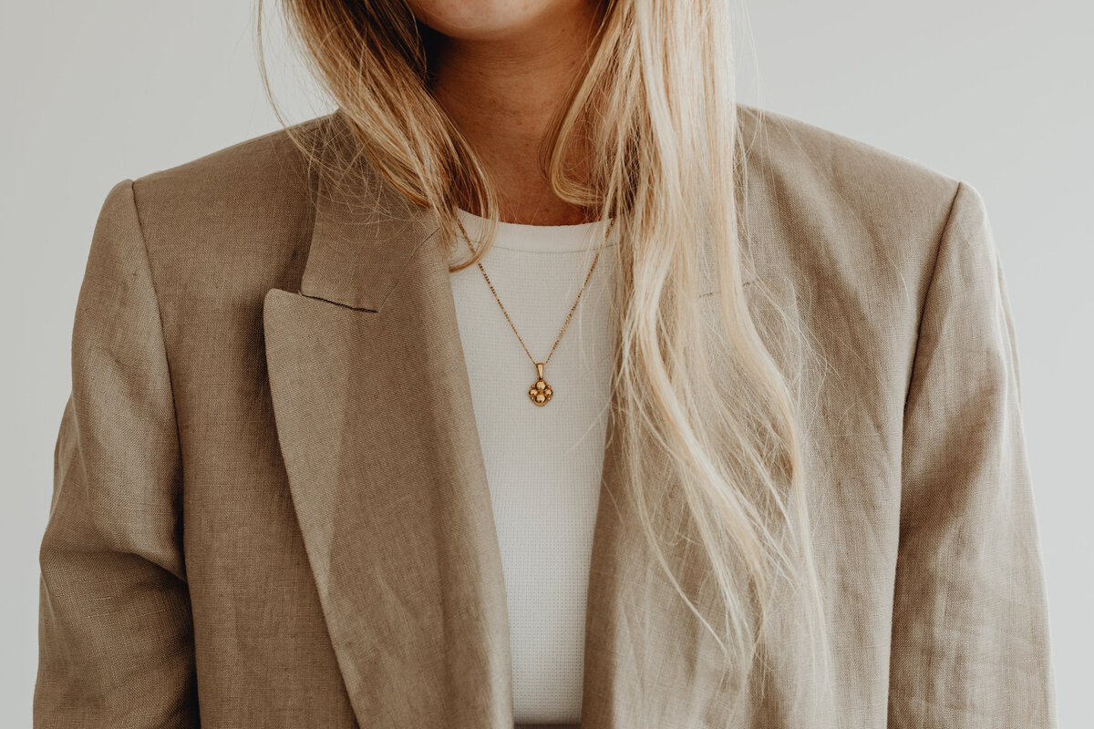 kaboompics_White top - white high-waisted shorts - linen jacket - gold necklace - jewellery