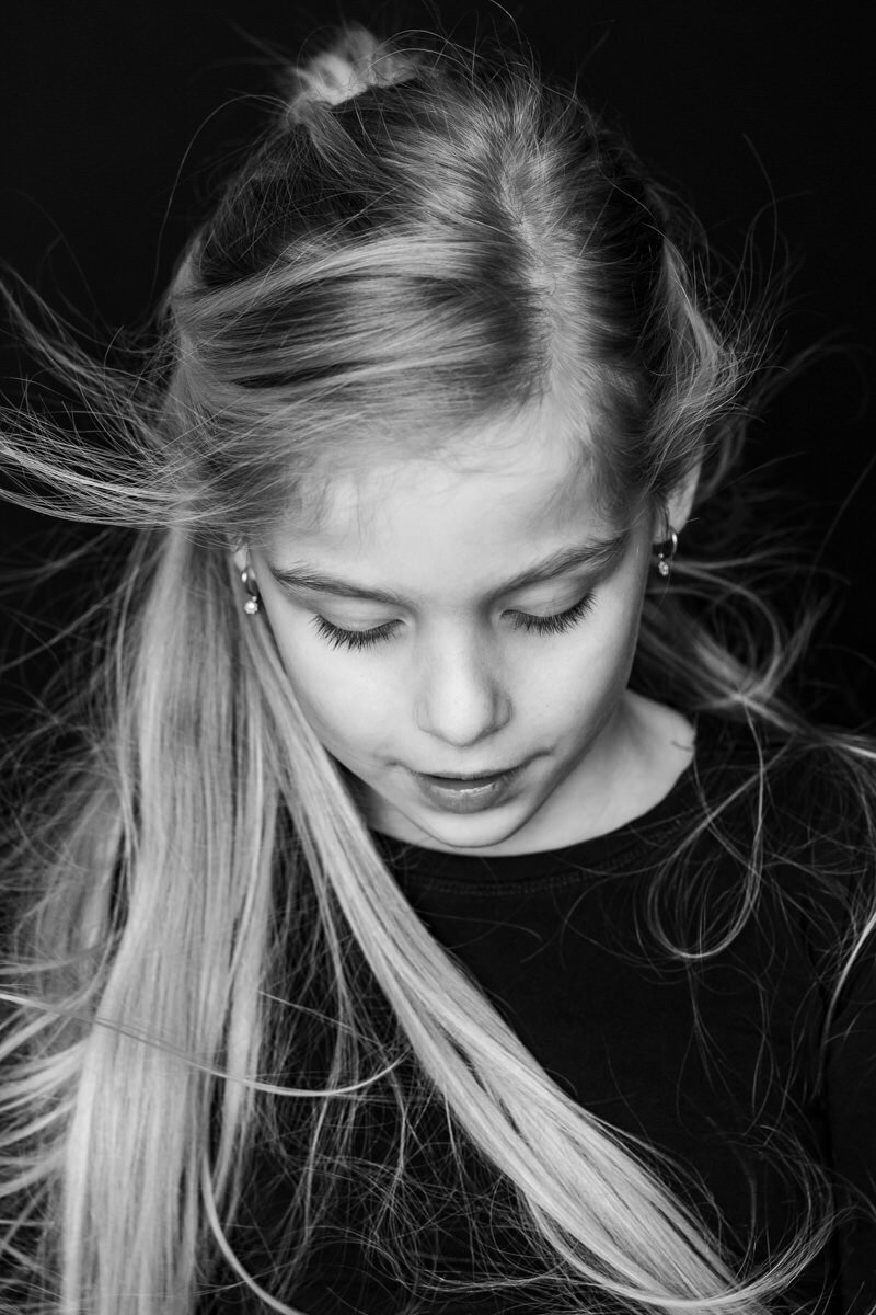 zwart wit portret meisje bij zwarte achtergrond