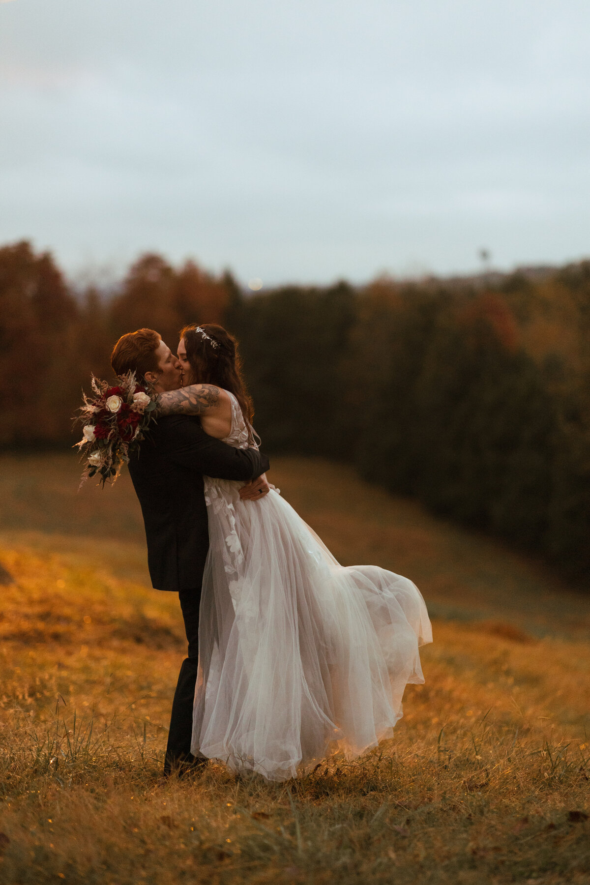 couple kissing at dusk at nashville estate