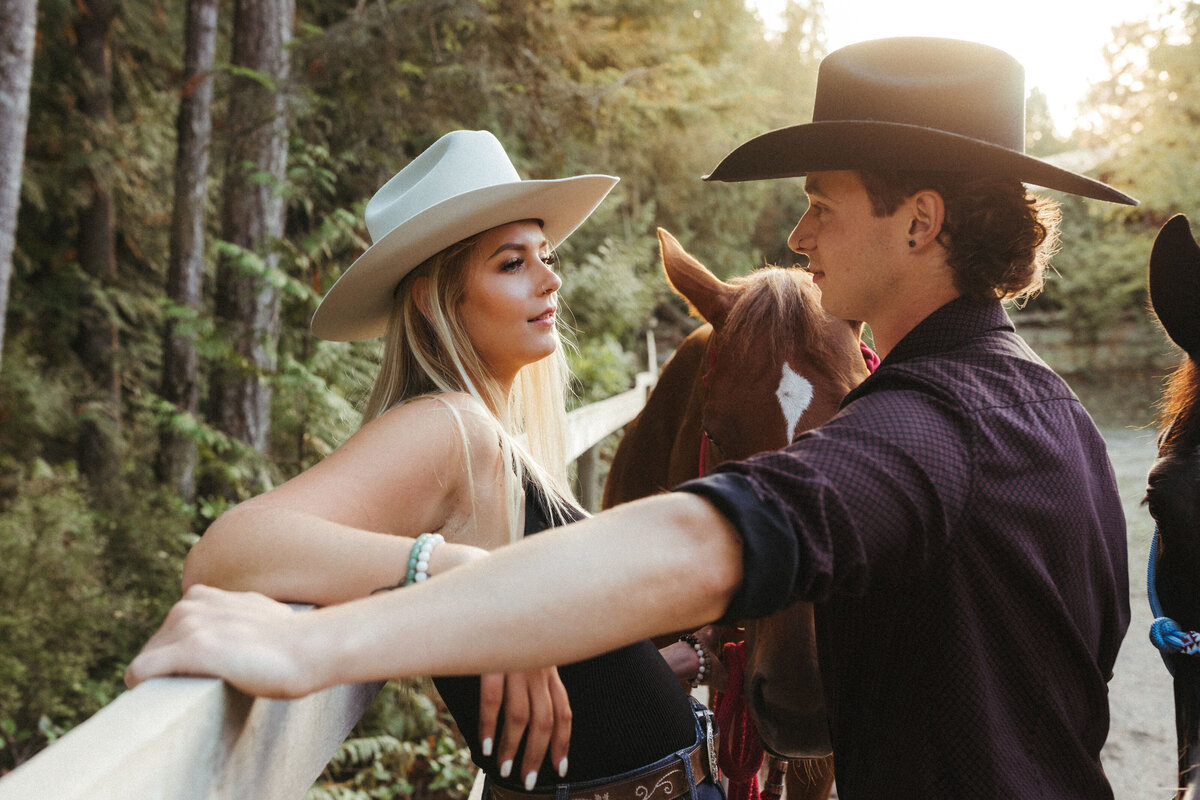 cowgirl-ranch-couples-photography-with-horses-lowres_1