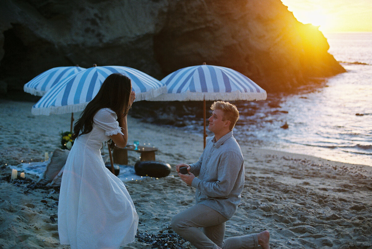 wedding_proposal_on_film_beach