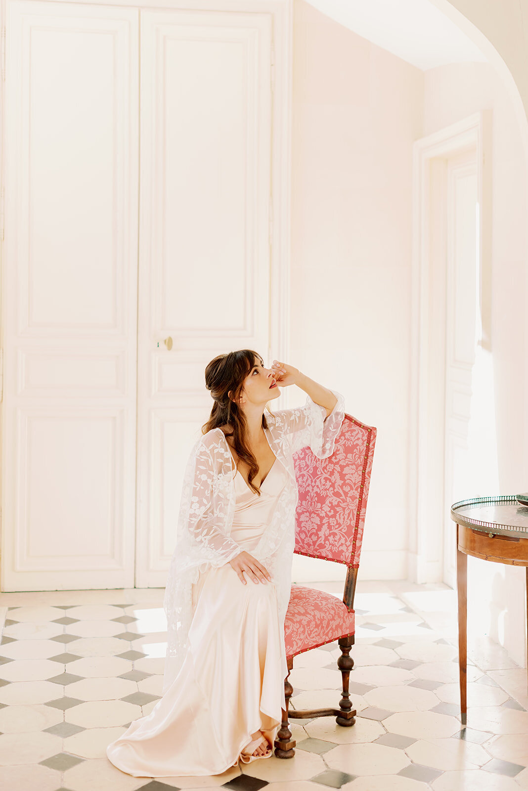 Bröllopsfotograf i Stockholm helloalora Anna Lundgren destination slottsbröllop på Chateau de Courtomer i Normandie Frankrike brud i spetskimono och aprikos klänning