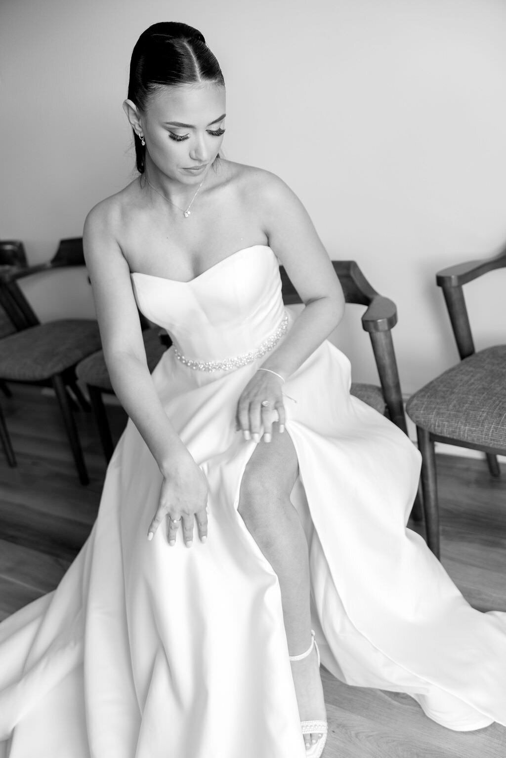 Bride's getting ready portrait | Toronto luxury wedding photographer | Montreal high end wedding photographerv