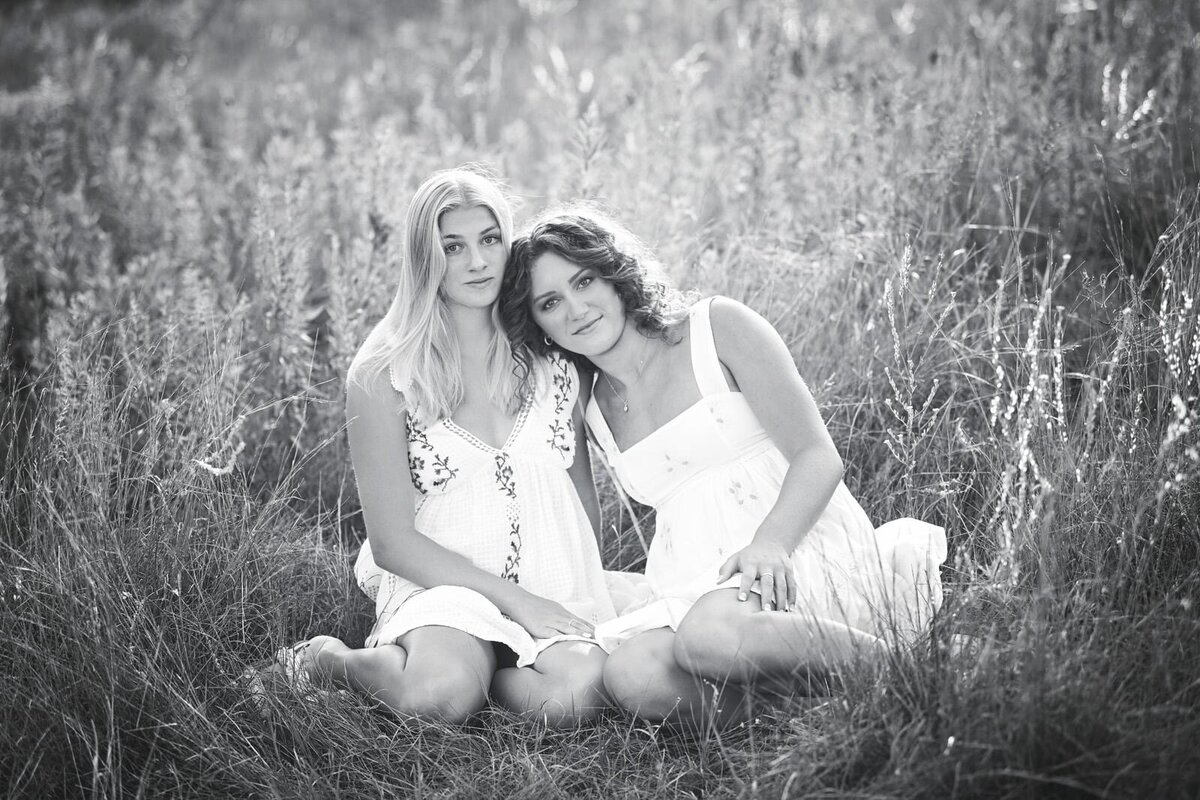 Senior Picture Photographer Captures Joyful Outdoor Portraits of Friends in Field-06