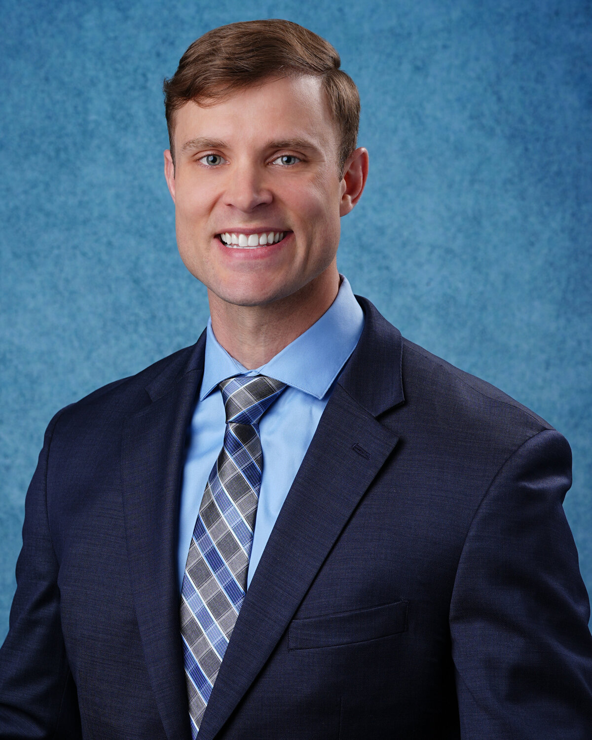 kansas-city-headshot_backdrop-standard-photography-0113-man-in-blue-suit-headshot