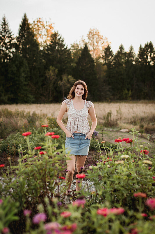 senior photographer in Medina Ohio capturing girl laughing in wildflower field