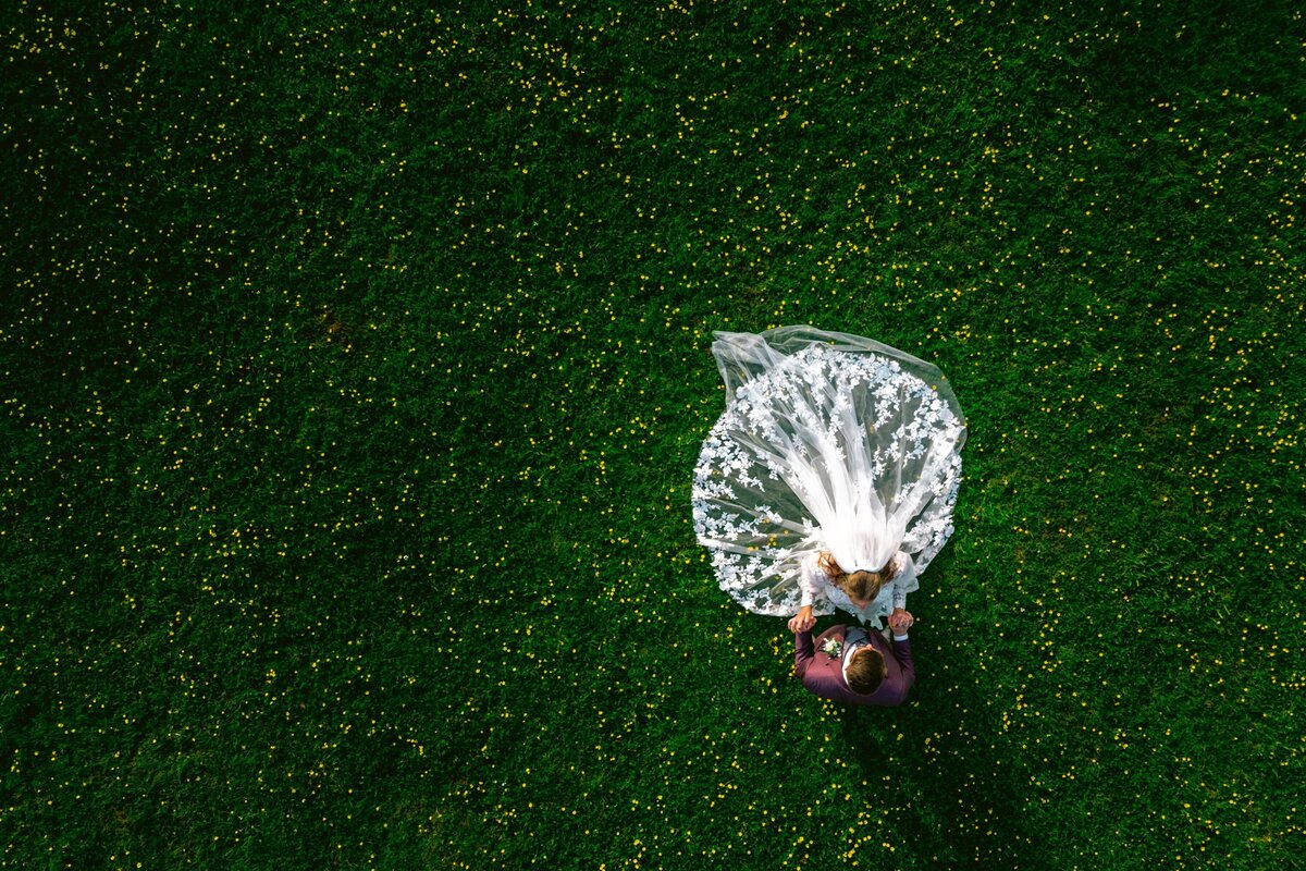 Trouwfotograaf in Friesland bij Pollepleats in Westhem. Trouwfotograaf met drone