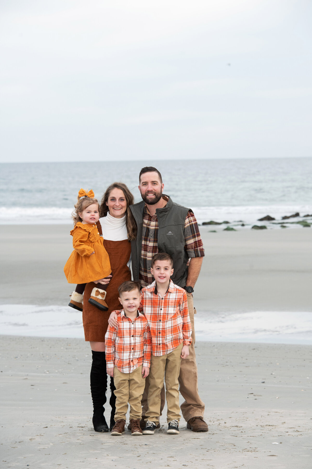 happy_family_of_5_on_beach