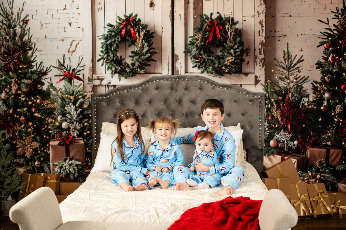NWA Santa Photographer, family holiday portraits near me Cave Springs AR, portrait studio near me