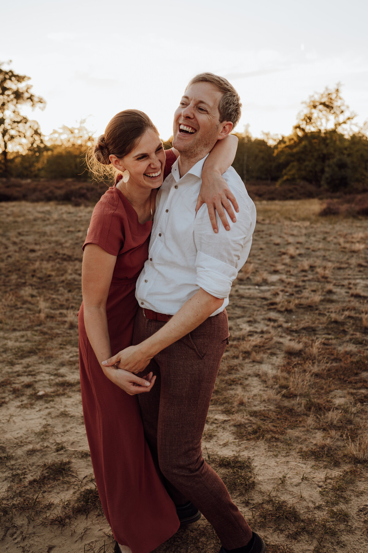 Koppel omhelst elkaar tijdens koppelshoot op de heide in Antwerpen