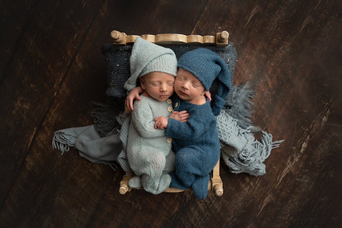 best-columbus-ohio-and-grove-city-dublin-hilliard-marysville-delaware-newborn-baby-photographer-twins-identical-twin-brothers-amanda-estep-photography