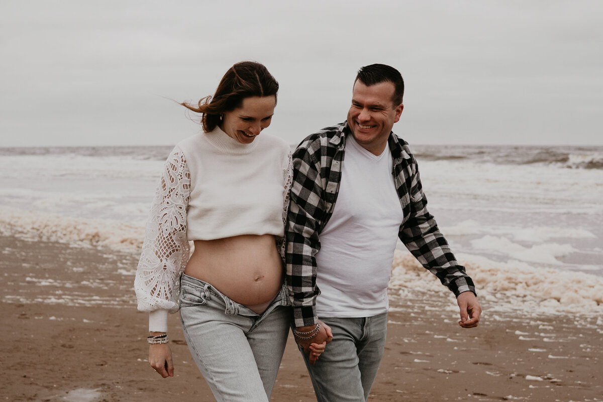 zwangerschapsshoot aan het strand