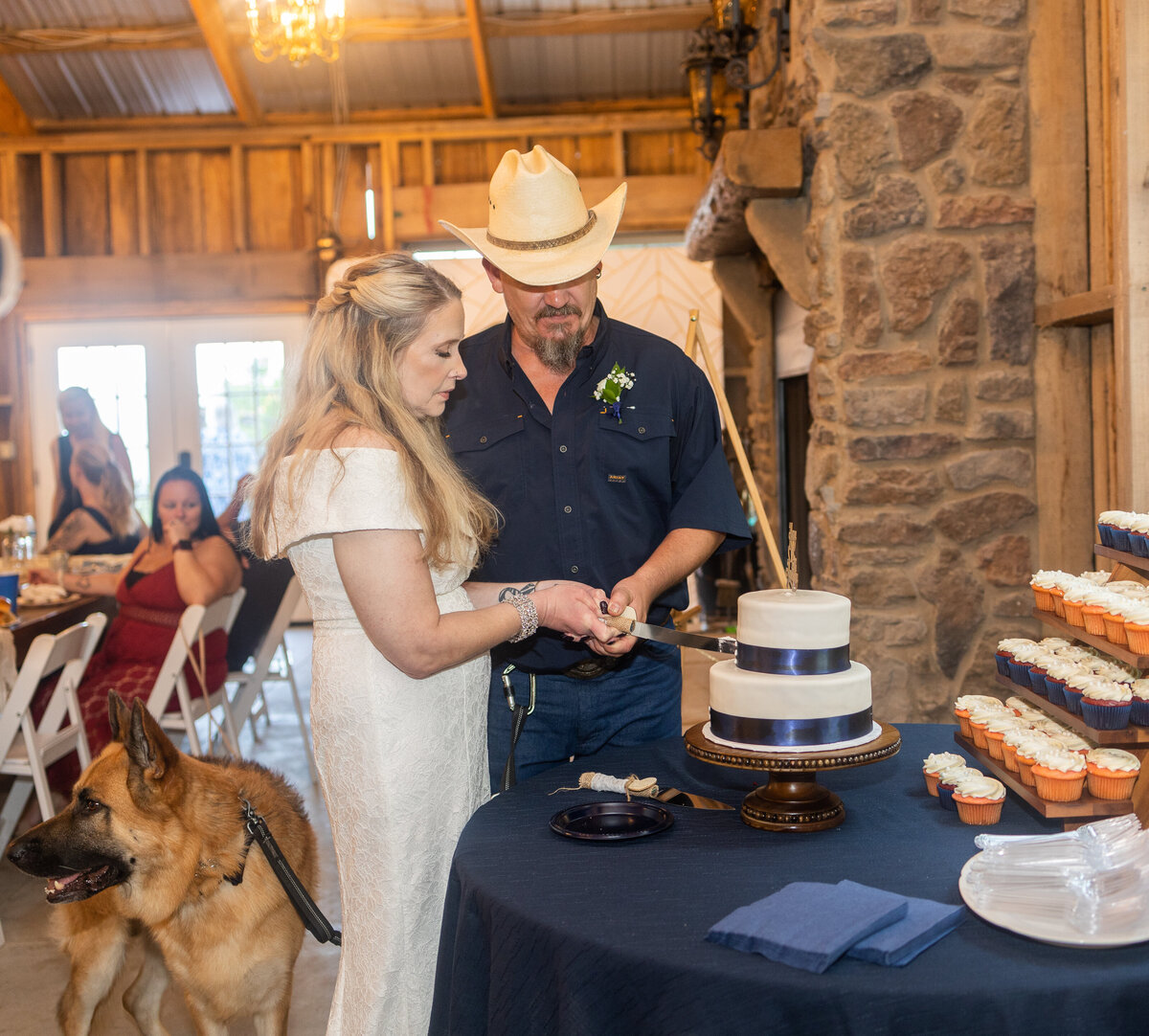 bride and groom cutting white and blue wedding cake at Mountain Willow Manor in Whitwell Tennessee by Chattanooga wedding photographer Amanda Richardson Photography