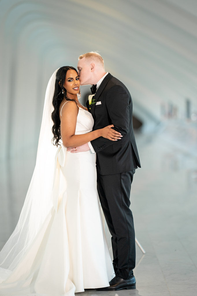 108-Milwaukee-Art-Mueseum-Wedding-Lauren-Ashley-Studios