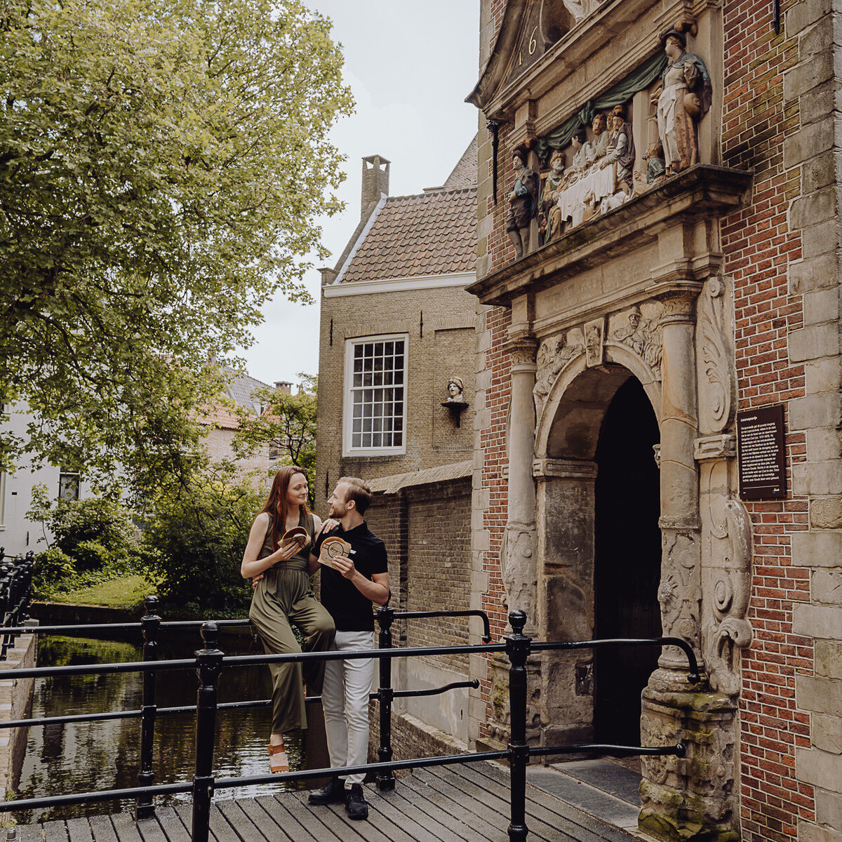 Stel met verse van Viet siroopwafel bij Museum Gouda