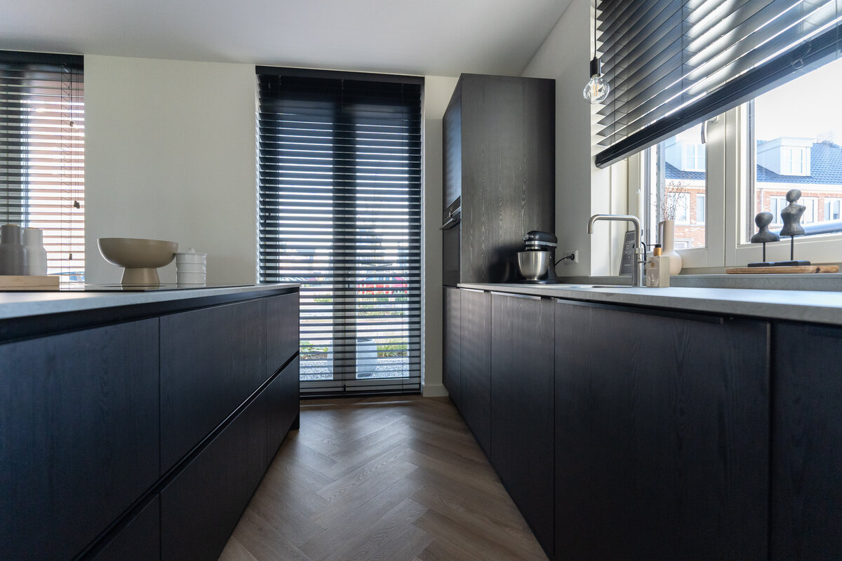 Keuken en interieur zwarte keuken hout (5)