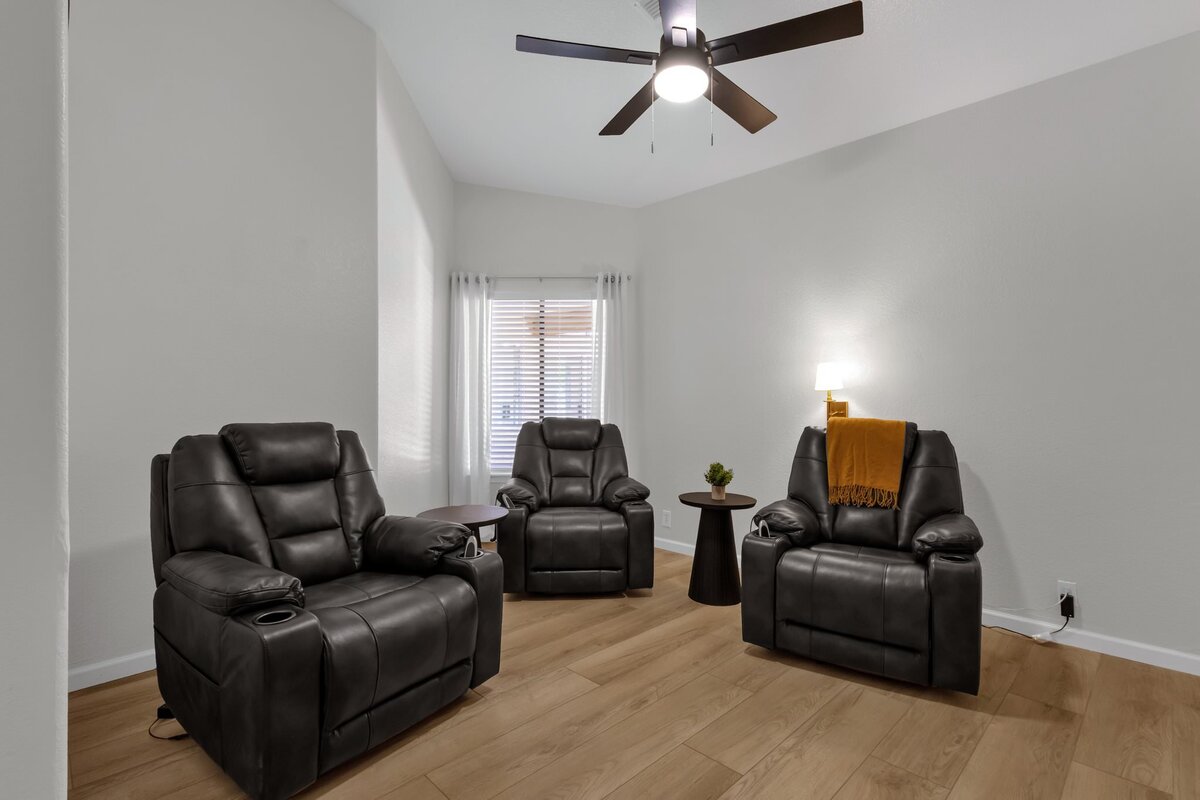 21-web-or-mls-17814-n-56th-st