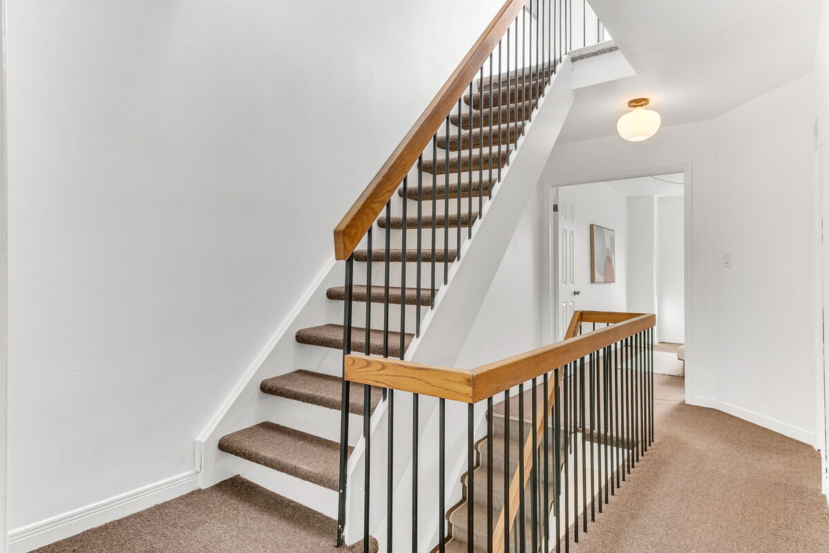 24-web-or-mls-23_001_Upper Hallway