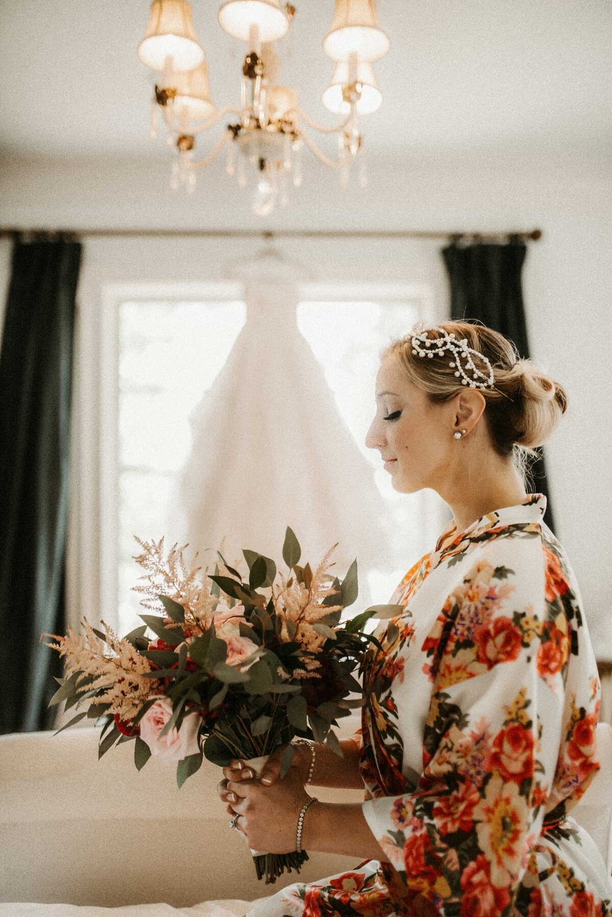 bride-holding-flowers-getting-ready-bridal-suite-st-louis-missouri