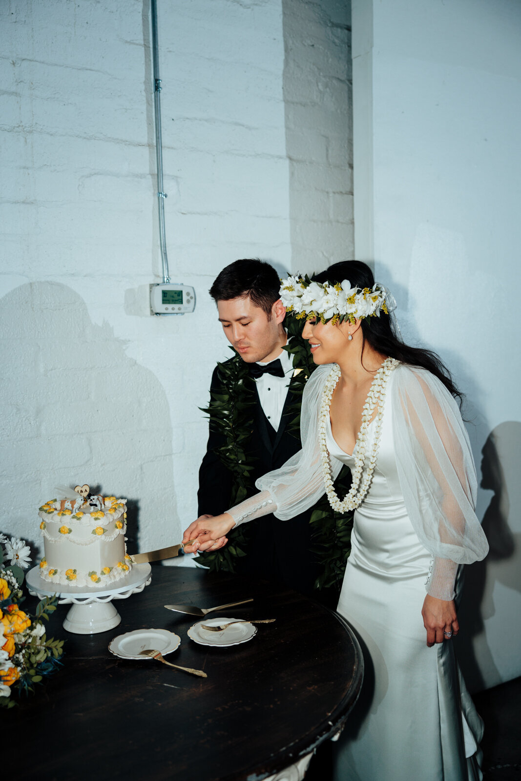 couple cutting the wedding cake in Las Vegas
