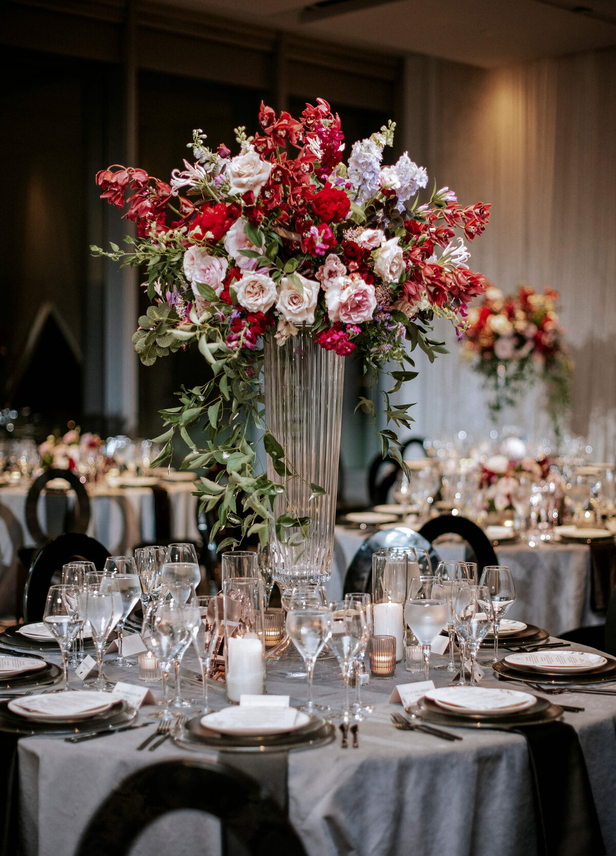 dramatic-red-and-pink-floral-arrangement