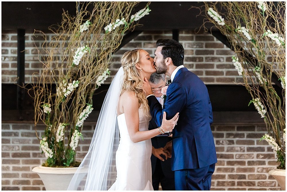 Canal-337-White-Green-Elegant-Wedding-Jenny-Haas-Photography-Jessica-Dum-Wedding-Coordination_photo__0014