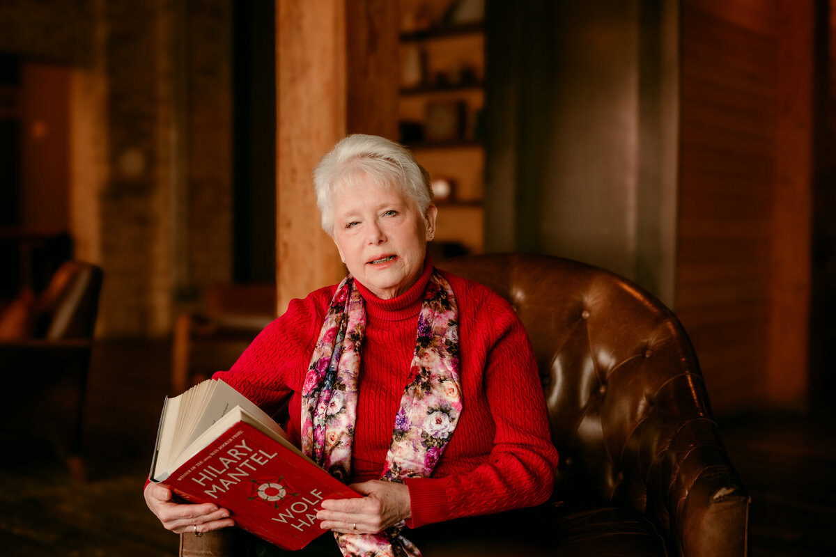 Stylish full-body portrait of a woman showing personality and confidence for her dating profile photography in the Twin Cities