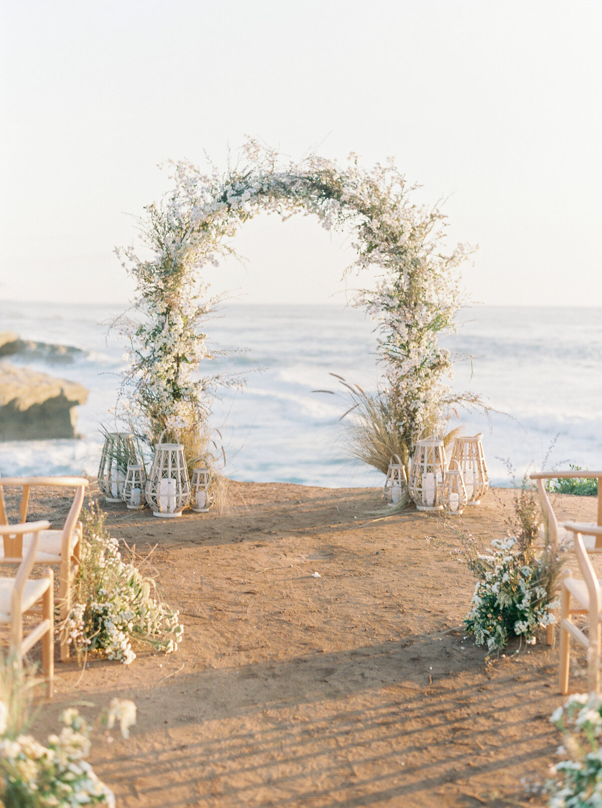 max-owens-design-california-destination-wedding-florist-03-ceremony-arch