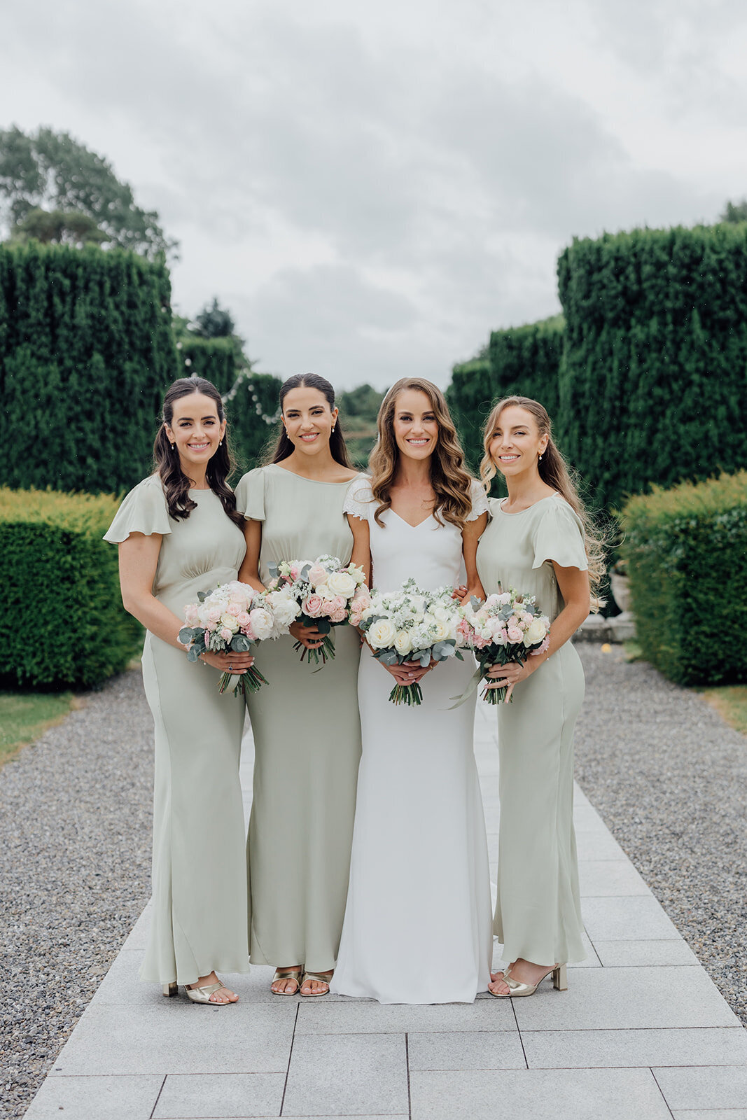 bridemaids-in-mint-green-dresses-at kclub