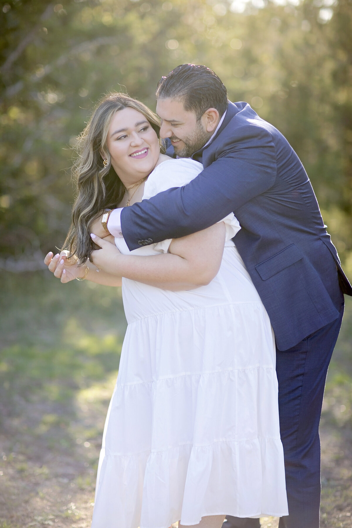 government canyon-san antonio-engagement pose-engagement photos-golden hour-robin rogers photography