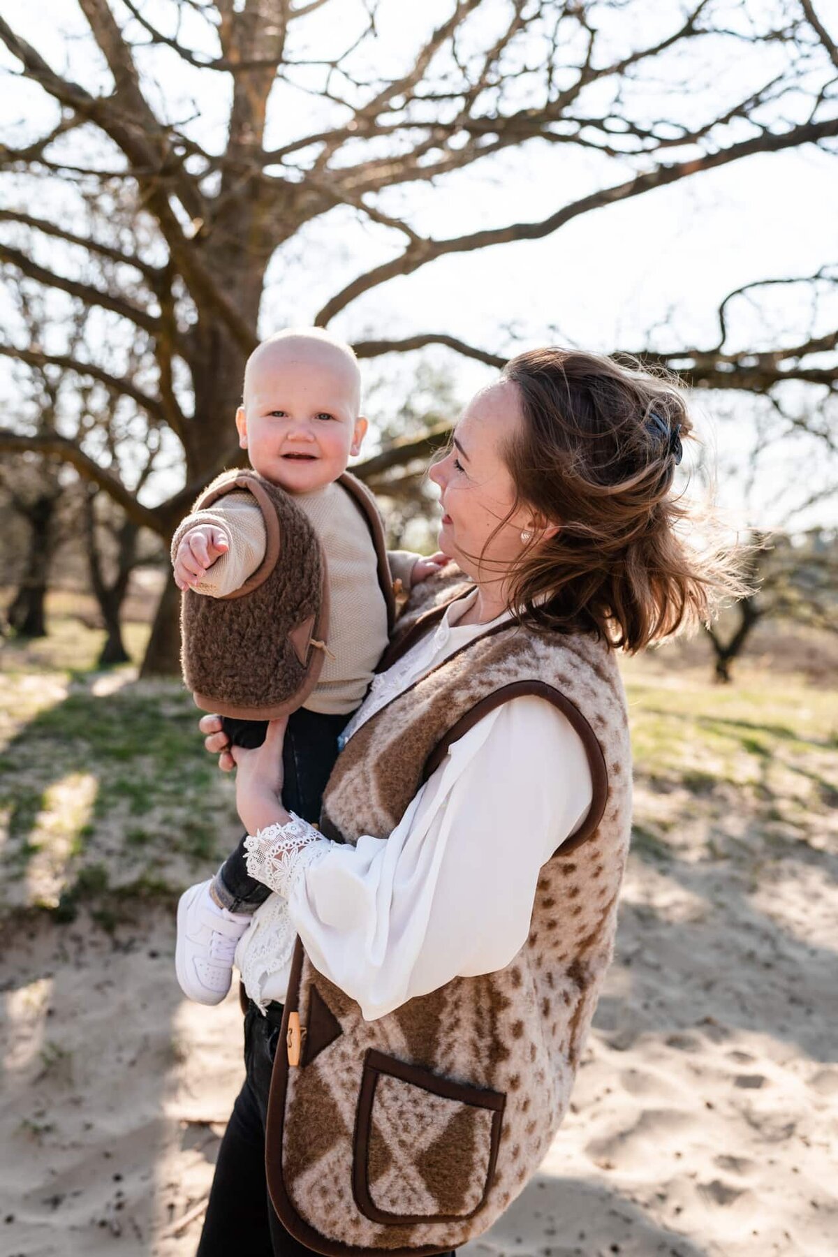 Fotograaf gezinsfoto's Groningen - gezinsfotoshoot buiten in de natuur met baby.